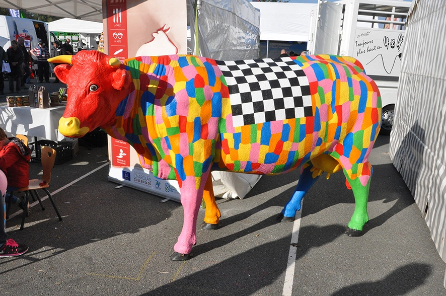 Statue vache avec peinture coloré